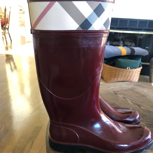 Burberry mid calf rain boots - Picture 2 of 4